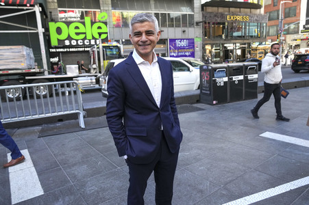 Sadiq Khan auf dem Times Square in New York