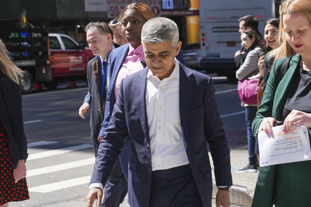 Sadiq Khan auf dem Times Square in New York