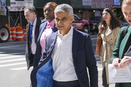 Sadiq Khan auf dem Times Square in New York