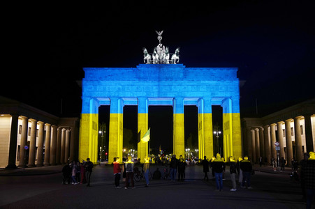 Das Brandenburger Tor in den ukrainischen Nationalfarben in Berlin