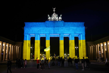 Das Brandenburger Tor in den ukrainischen Nationalfarben in Berlin