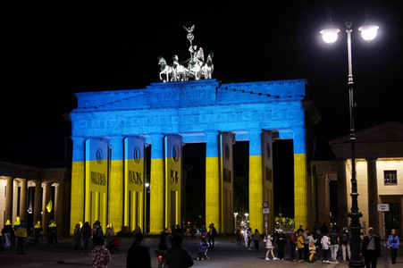 Das Brandenburger Tor in den ukrainischen Nationalfarben in Berlin