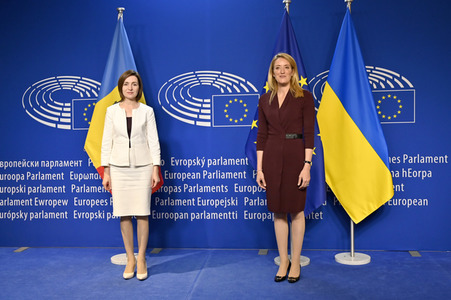Fototermin mit Maia Sandu und Roberta Metsola im EU-Parlament in Brüssel