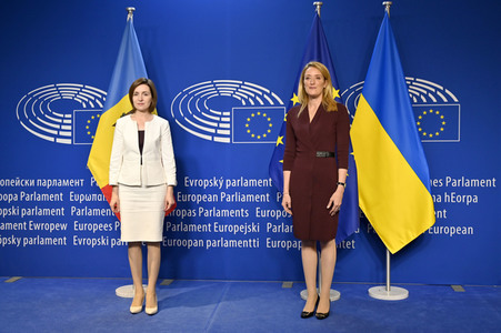 Fototermin mit Maia Sandu und Roberta Metsola im EU-Parlament in Brüssel