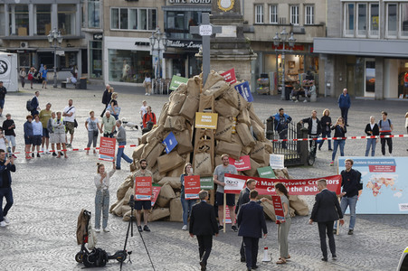 Eintrag von G7-Finanzminstern ins Goldene Buch der Stadt Bonn