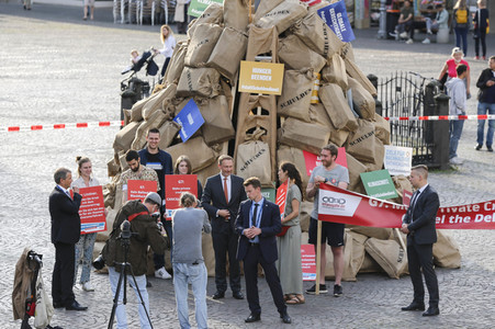 Eintrag von G7-Finanzminstern ins Goldene Buch der Stadt Bonn