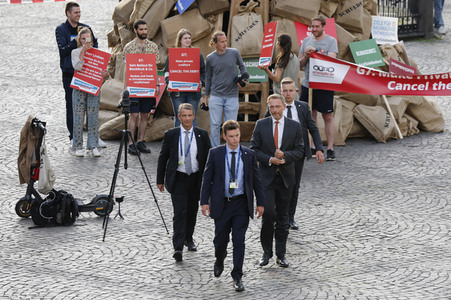Eintrag von G7-Finanzminstern ins Goldene Buch der Stadt Bonn