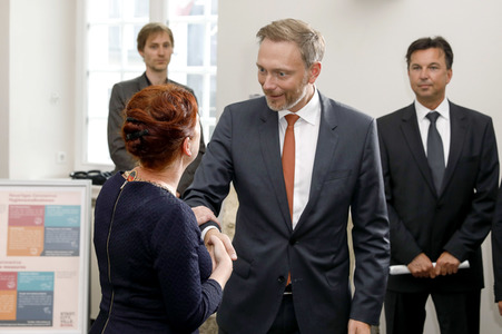 Eintrag von G7-Finanzminstern ins Goldene Buch der Stadt Bonn