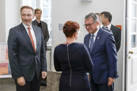 Eintrag von G7-Finanzminstern ins Goldene Buch der Stadt Bonn