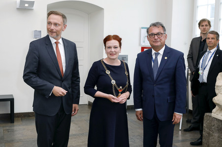 Eintrag von G7-Finanzminstern ins Goldene Buch der Stadt Bonn