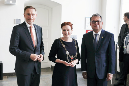 Eintrag von G7-Finanzminstern ins Goldene Buch der Stadt Bonn