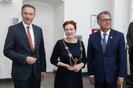 Eintrag von G7-Finanzminstern ins Goldene Buch der Stadt Bonn