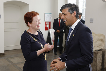 Eintrag von G7-Finanzminstern ins Goldene Buch der Stadt Bonn