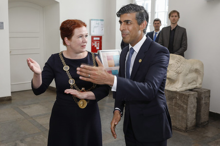 Eintrag von G7-Finanzminstern ins Goldene Buch der Stadt Bonn