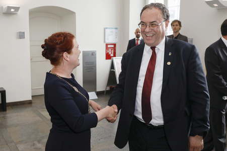 Eintrag von G7-Finanzminstern ins Goldene Buch der Stadt Bonn