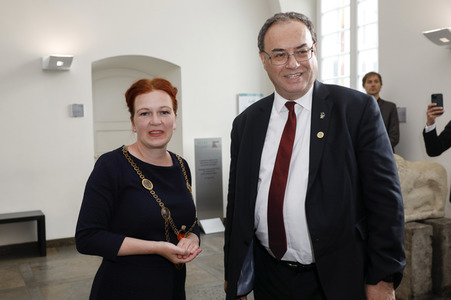 Eintrag von G7-Finanzminstern ins Goldene Buch der Stadt Bonn