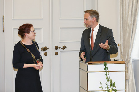 Eintrag von G7-Finanzminstern ins Goldene Buch der Stadt Bonn