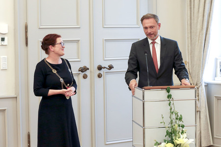 Eintrag von G7-Finanzminstern ins Goldene Buch der Stadt Bonn