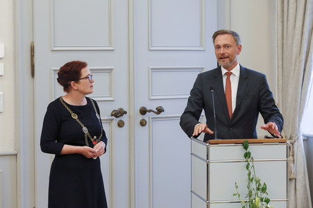 Eintrag von G7-Finanzminstern ins Goldene Buch der Stadt Bonn