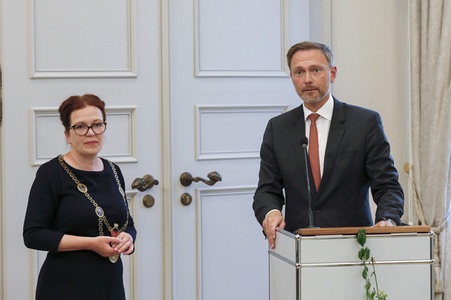 Eintrag von G7-Finanzminstern ins Goldene Buch der Stadt Bonn