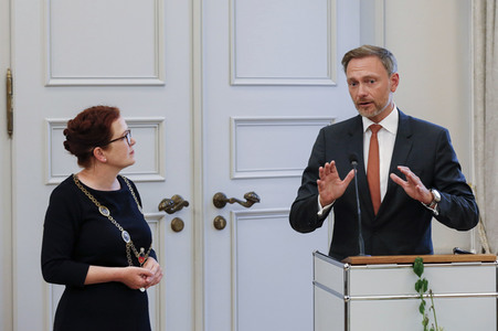 Eintrag von G7-Finanzminstern ins Goldene Buch der Stadt Bonn