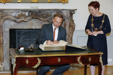 Eintrag von G7-Finanzminstern ins Goldene Buch der Stadt Bonn