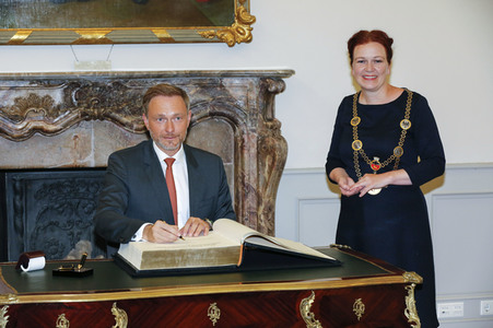 Eintrag von G7-Finanzminstern ins Goldene Buch der Stadt Bonn