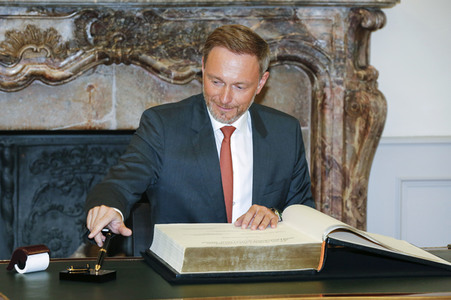 Eintrag von G7-Finanzminstern ins Goldene Buch der Stadt Bonn