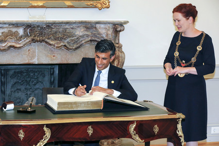 Eintrag von G7-Finanzminstern ins Goldene Buch der Stadt Bonn