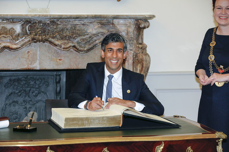 Eintrag von G7-Finanzminstern ins Goldene Buch der Stadt Bonn