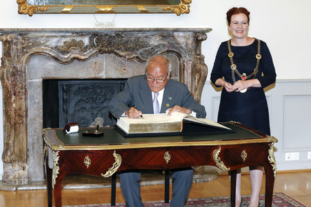 Eintrag von G7-Finanzminstern ins Goldene Buch der Stadt Bonn