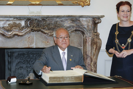 Eintrag von G7-Finanzminstern ins Goldene Buch der Stadt Bonn