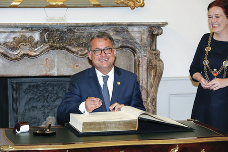 Eintrag von G7-Finanzminstern ins Goldene Buch der Stadt Bonn