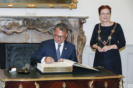 Eintrag von G7-Finanzminstern ins Goldene Buch der Stadt Bonn