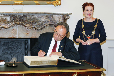 Eintrag von G7-Finanzminstern ins Goldene Buch der Stadt Bonn