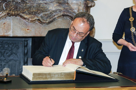 Eintrag von G7-Finanzminstern ins Goldene Buch der Stadt Bonn