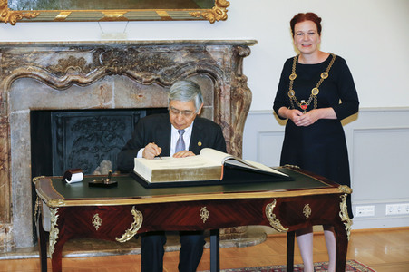 Eintrag von G7-Finanzminstern ins Goldene Buch der Stadt Bonn