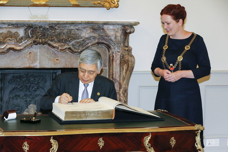 Eintrag von G7-Finanzminstern ins Goldene Buch der Stadt Bonn