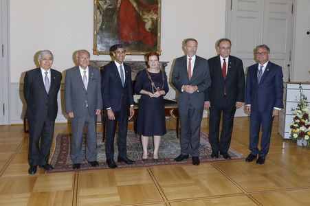 Eintrag von G7-Finanzminstern ins Goldene Buch der Stadt Bonn