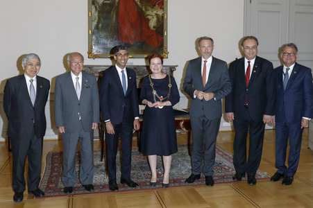 Eintrag von G7-Finanzminstern ins Goldene Buch der Stadt Bonn