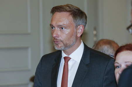 Eintrag von G7-Finanzminstern ins Goldene Buch der Stadt Bonn