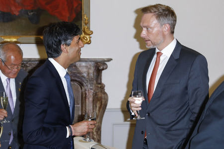 Eintrag von G7-Finanzminstern ins Goldene Buch der Stadt Bonn