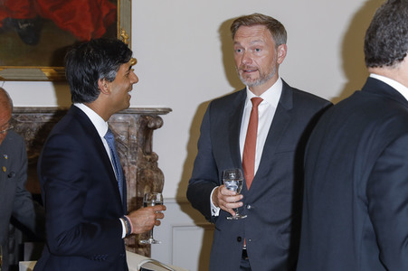 Eintrag von G7-Finanzminstern ins Goldene Buch der Stadt Bonn