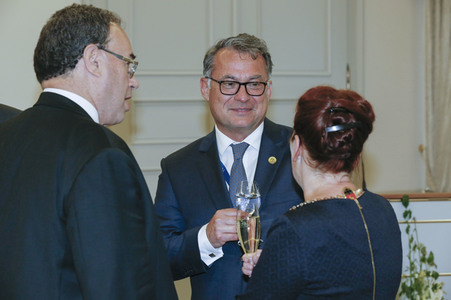 Eintrag von G7-Finanzminstern ins Goldene Buch der Stadt Bonn