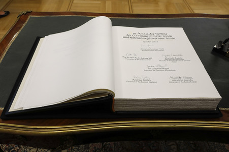Eintrag von G7-Finanzminstern ins Goldene Buch der Stadt Bonn