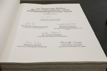 Eintrag von G7-Finanzminstern ins Goldene Buch der Stadt Bonn