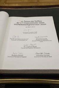 Eintrag von G7-Finanzminstern ins Goldene Buch der Stadt Bonn