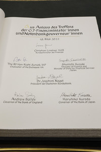 Eintrag von G7-Finanzminstern ins Goldene Buch der Stadt Bonn