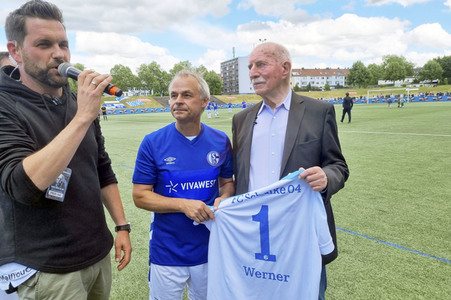 Event 'Promis kicken für Kids - das Abschiedsspiel von Werner Hansch' in Gelsenkirchen