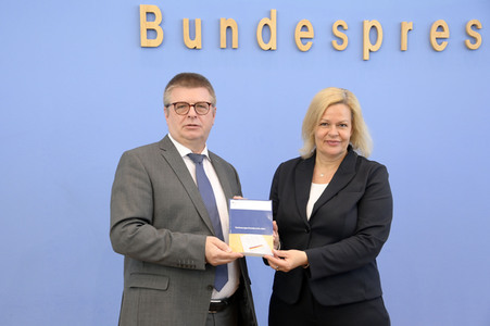 Bundespressekonferenz Vorstellung des Verfassungsschutzberichts 2021 in Berlin